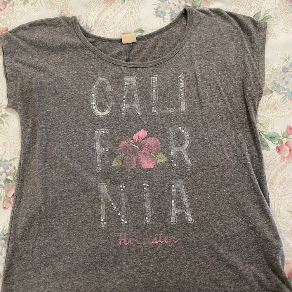 medium hollister tee